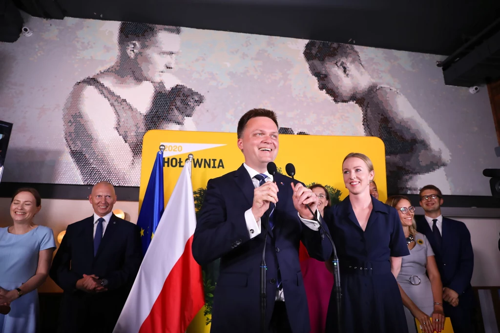 "Czy to jest wynik moich marzeń? Tak, to jest wynik moich marzeń. Myślę, że nikt, kiedy sześć miesięcy temu zaczynaliśmy tę drogę, nie pomyślałby, że to jest w ogóle możliwe, by przekonać, bo z tych statystyk - a myślę, że one jeszcze urosną, jak się zacznie zliczać głosy też te z zagranicy, korespondencyjne (...) one mogą dojechać jeszcze do 15-18 proc. - wynika, że przekonaliśmy 2,5 mln ludzi" - podkreślał Hołownia. "Czy to jest wynik moich marzeń? Tak, to jest wynik moich marzeń. Myślę, że nikt, kiedy sześć miesięcy temu zaczynaliśmy tę drogę, nie pomyślałby, że to jest w ogóle możliwe, by przekonać, bo z tych statystyk - a myślę, że one jeszcze urosną, jak się zacznie zliczać głosy też te z zagranicy, korespondencyjne (...) one mogą dojechać jeszcze do 15-18 proc. - wynika, że przekonaliśmy 2,5 mln ludzi" - podkreślał Hołownia.