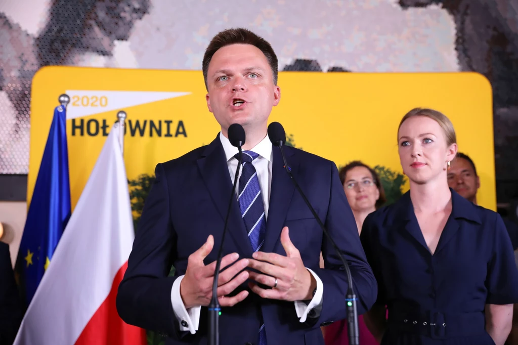 "Mam w sobie gotowość i siłę do tego, by stanąć teraz na czele ruchu, który poprowadzi tę całą energię i siłę, to wszystko, co się w nas urodziło dalej" - oświadczył. Zapewniał, zwracając się do swoich sympatyków, że "pójdziemy dalej i będziemy załatwiali sprawy, które są dla nas ważne". Podkreślał, że najważniejsze są: zielona, solidarna i bezpieczna Polska oraz silne wspólnoty samorządowe. "Mam w sobie gotowość i siłę do tego, by stanąć teraz na czele ruchu, który poprowadzi tę całą energię i siłę, to wszystko, co się w nas urodziło dalej" - oświadczył. Zapewniał, zwracając się do swoich sympatyków, że "pójdziemy dalej i będziemy załatwiali sprawy, które są dla nas ważne". Podkreślał, że najważniejsze są: zielona, solidarna i bezpieczna Polska oraz silne wspólnoty samorządowe.