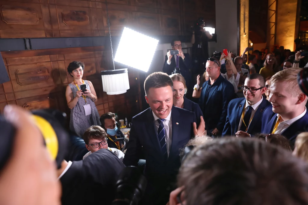 Hołownia zaznaczył też, że każdy z przedstawicieli jego ruchu powinien podjąć samodzielną decyzję oddając głos w drugiej turze. Zapowiedział, że poinformuje na kogo sam będzie głosował. "Jesteśmy ruchem wolnych ludzi, a nie partią polityczną, w której obowiązuje dyscyplina głosowania" - podkreślał. Hołownia zaznaczył też, że każdy z przedstawicieli jego ruchu powinien podjąć samodzielną decyzję oddając głos w drugiej turze. Zapowiedział, że poinformuje na kogo sam będzie głosował. "Jesteśmy ruchem wolnych ludzi, a nie partią polityczną, w której obowiązuje dyscyplina głosowania" - podkreślał.