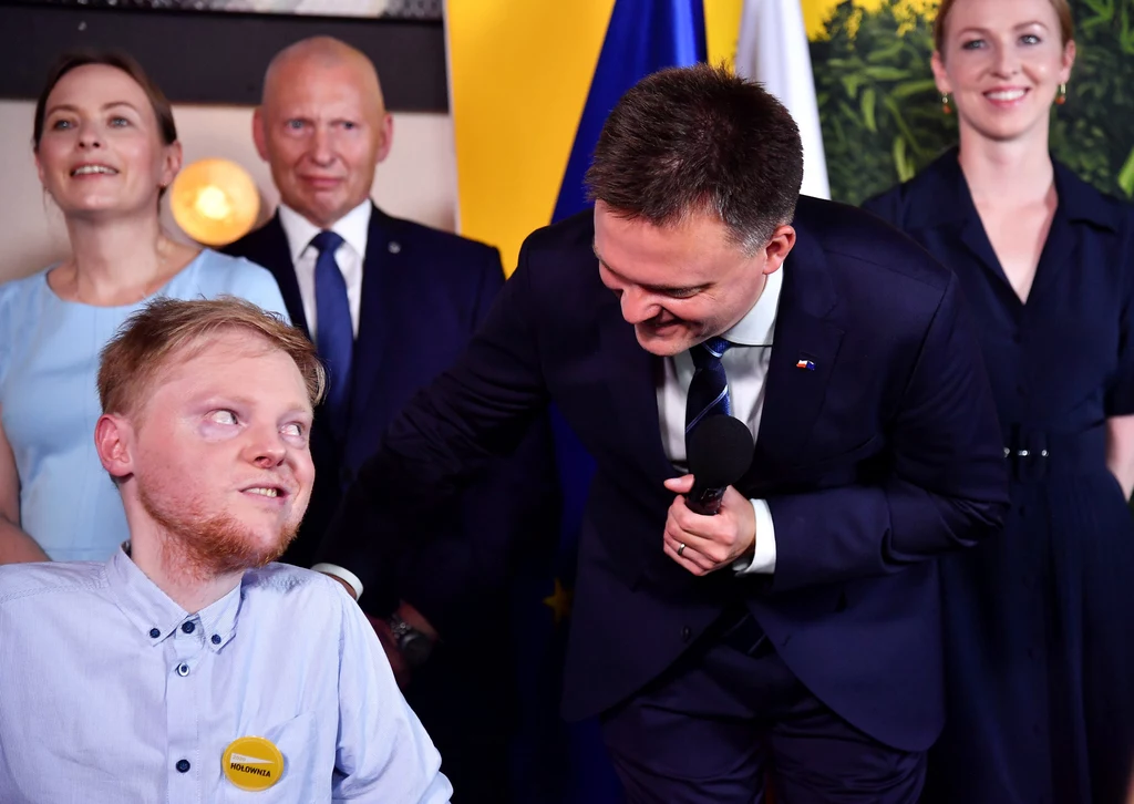 Hołownia zapowiedział, że w najbliższych dniach spotka się z przedstawicielami jego ruchu z całej Polski, by skonsultować "zachowanie przed drugą turą". "Moja intuicja na dziś jest taka, że powinniśmy przed tym, który będzie reprezentował w drugiej turze tę część, z którą można wiązać jakieś nadzieje dla Polski, położyć ważne dla nas problemy" - oświadczył. Hołownia zapowiedział, że w najbliższych dniach spotka się z przedstawicielami jego ruchu z całej Polski, by skonsultować "zachowanie przed drugą turą". "Moja intuicja na dziś jest taka, że powinniśmy przed tym, który będzie reprezentował w drugiej turze tę część, z którą można wiązać jakieś nadzieje dla Polski, położyć ważne dla nas problemy" - oświadczył.
