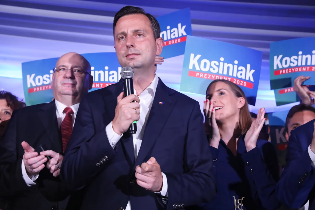 "Dziękuję przede wszystkim za to, że byliście ze mną przez te ostatnie osiem, dziewięć miesięcy tej najdłuższej kampanii prezydenckiej w historii, która miała swoje różne zmienne, taki rollercoaster odbył się w tej kampanii" - mówił Kosiniak-Kamysz. "Dziękuję przede wszystkim za to, że byliście ze mną przez te ostatnie osiem, dziewięć miesięcy tej najdłuższej kampanii prezydenckiej w historii, która miała swoje różne zmienne, taki rollercoaster odbył się w tej kampanii" - mówił Kosiniak-Kamysz.