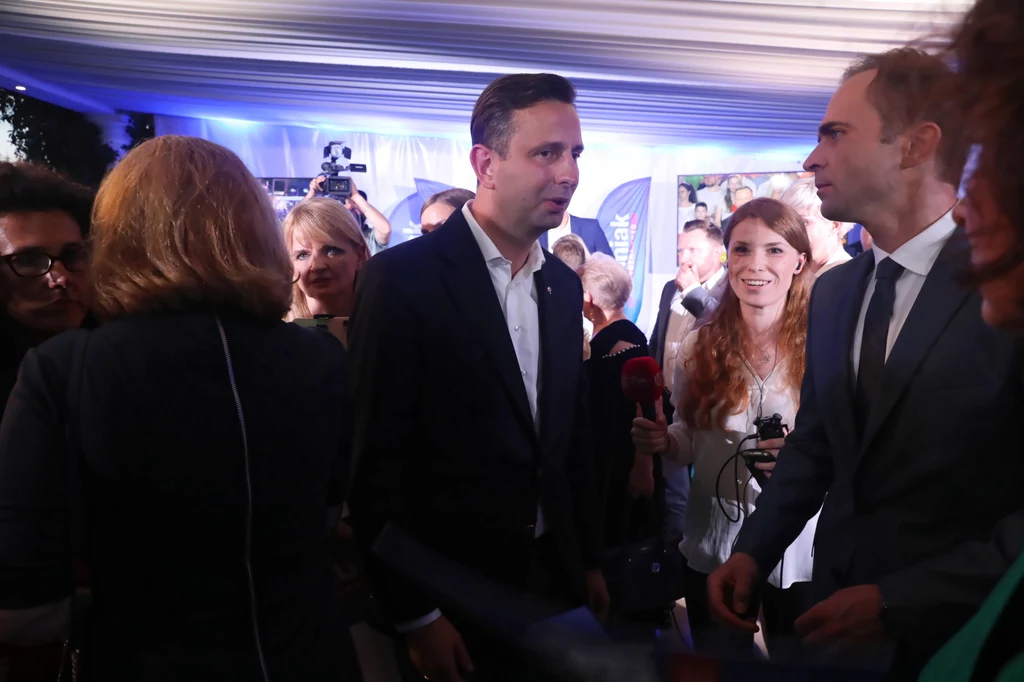 "Nie wierzę, że z bratobójczej wojny wyjdzie na końcu coś dobrego, ale taka jest decyzja, ja szanuję decyzję moich rodaków" - podkreślił szef PSL. Stwierdził, że polaryzacja na scenie politycznej okazała się silniejsza, niż się wydawało. "Zobaczymy, czy polaryzacja przynosi owoce, te dobre owoce, czy przynosi straty i przynosi trudne doświadczenia" - zaznaczał. "Nie wierzę, że z bratobójczej wojny wyjdzie na końcu coś dobrego, ale taka jest decyzja, ja szanuję decyzję moich rodaków" - podkreślił szef PSL. Stwierdził, że polaryzacja na scenie politycznej okazała się silniejsza, niż się wydawało. "Zobaczymy, czy polaryzacja przynosi owoce, te dobre owoce, czy przynosi straty i przynosi trudne doświadczenia" - zaznaczał.