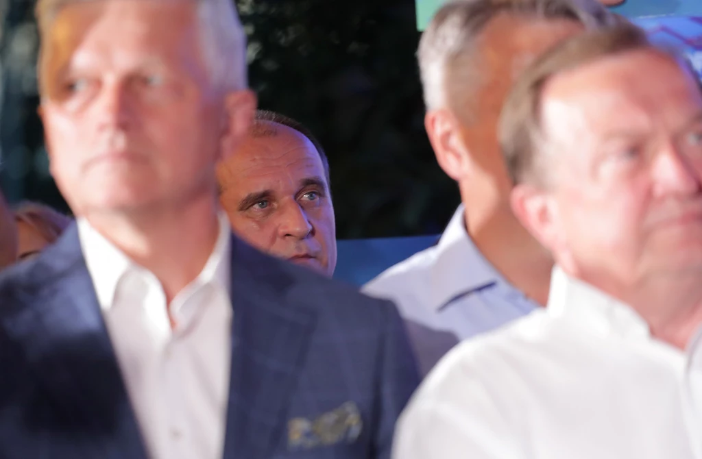 Na zdj. Paweł Kukiz wśród zgromadzonych na wieczorze wyborczym polityków Koalicji Polskiej. Na zdj. Paweł Kukiz wśród zgromadzonych na wieczorze wyborczym polityków Koalicji Polskiej.