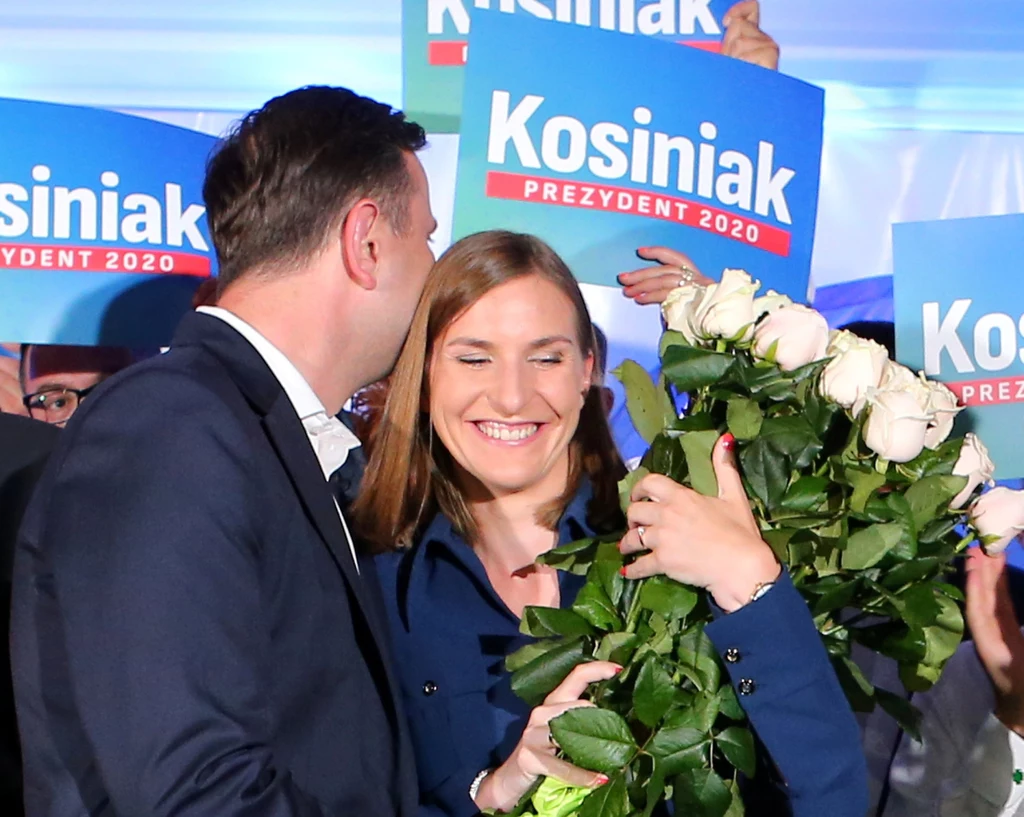 "Wierzę, że to, co robiliśmy przez te ostatnie miesiące, (...) ta propozycja Polski, która nie jest Polską podzieloną, a Polską wspólnotową, która nie ulega bratobójczej walce - na to pytanie zadane dzisiaj naszym rodaków uzyskałem odpowiedź, może to jeszcze nie ten moment, może to jeszcze nie ta chwila, ale ja dalej wierzę, że to jedyna słuszna droga" - mówił (na zdj. z Magdaleną Sobkowiak, szefową sztabu). "Wierzę, że to, co robiliśmy przez te ostatnie miesiące, (...) ta propozycja Polski, która nie jest Polską podzieloną, a Polską wspólnotową, która nie ulega bratobójczej walce - na to pytanie zadane dzisiaj naszym rodaków uzyskałem odpowiedź, może to jeszcze nie ten moment, może to jeszcze nie ta chwila, ale ja dalej wierzę, że to jedyna słuszna droga" - mówił (na zdj. z Magdaleną Sobkowiak, szefową sztabu).