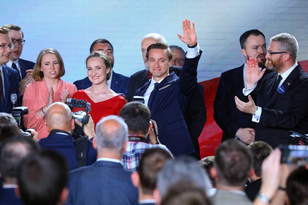 "To jest kolos na glinianych nogach, a nową rodzącą się prawdziwą siłą jest Konfederacja" – oświadczył Bosak.