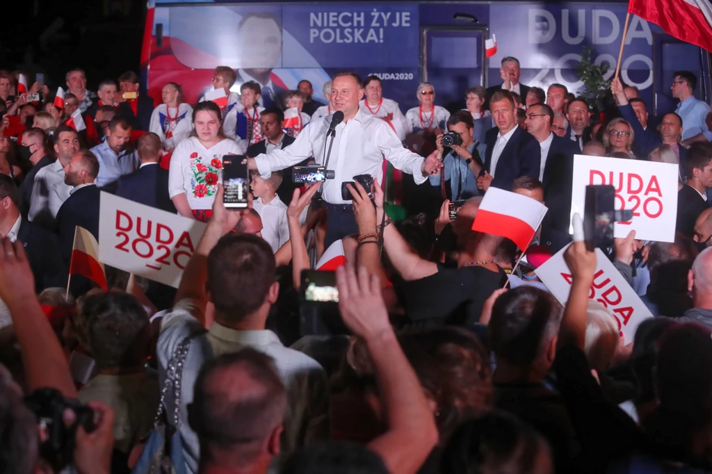 Prezydent RP Andrzej Duda (C) podczas spotkania z mieszkańcami miasta w Strzelcach (woj. łódzkie) Prezydent RP Andrzej Duda (C) podczas spotkania z mieszkańcami miasta w Strzelcach (woj. łódzkie)