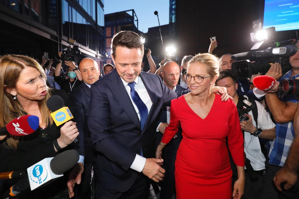 Wybory prezydenckie 2020. Prezydent Warszawy, kandydat KO w wyborach prezydenckich Rafał Trzaskowski (C-L) z żoną Małgorzatą (C-P) w sztabie wyborczym w Warszawie Wybory prezydenckie 2020. Prezydent Warszawy, kandydat KO w wyborach prezydenckich Rafał Trzaskowski (C-L) z żoną Małgorzatą (C-P) w sztabie wyborczym w Warszawie