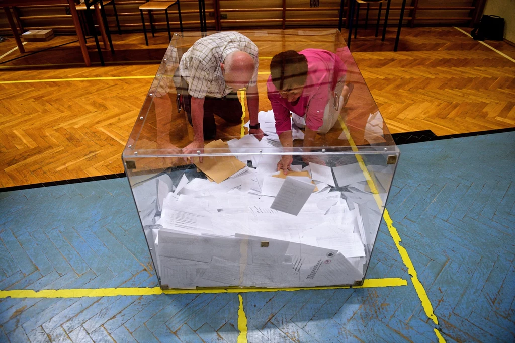 Wybory prezydenckie 2020. Liczenie głosów w siedzibie Obwodowej Komisji Wyborczej nr 18 w Przemyślu Wybory prezydenckie 2020. Liczenie głosów w siedzibie Obwodowej Komisji Wyborczej nr 18 w Przemyślu
