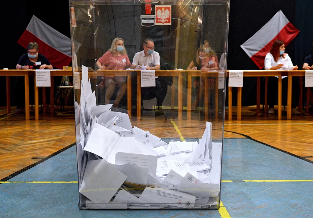 Liczenie głosów w siedzibie Obwodowej Komisji Wyborczej nr 18 w Przemyślu Liczenie głosów w siedzibie Obwodowej Komisji Wyborczej nr 18 w Przemyślu