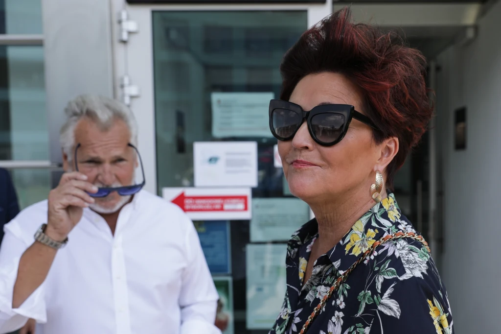 Jolanta Kwaśniewska i Aleksander Kwaśniewski w drodze do lokalu wyborczego Jolanta Kwaśniewska i Aleksander Kwaśniewski w drodze do lokalu wyborczego