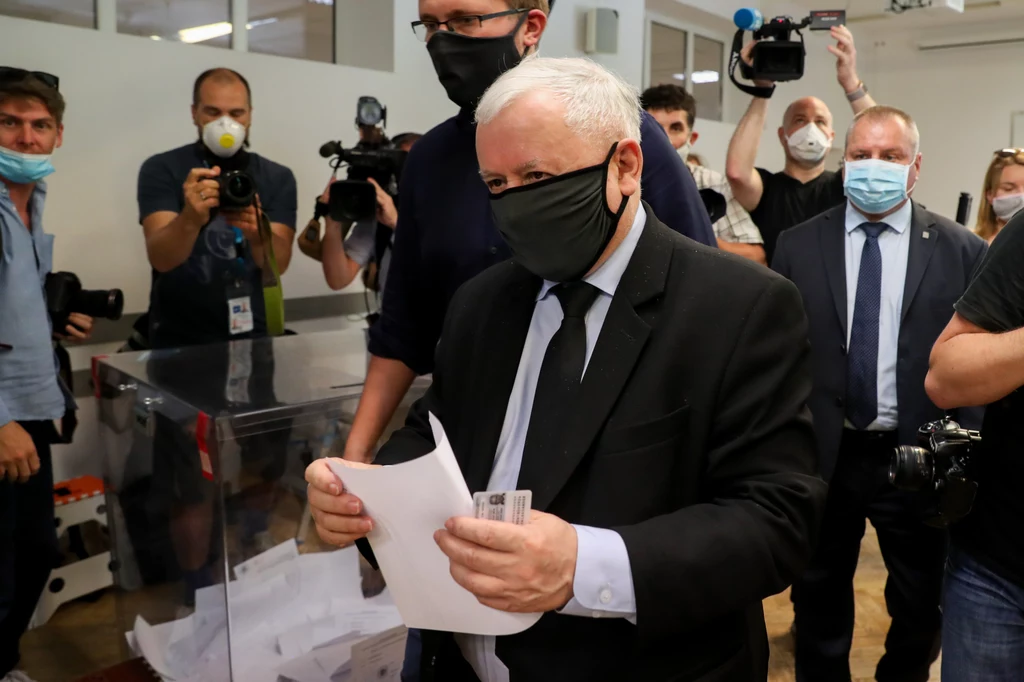Jarosław Kaczyński głosował w Obwodowej Komisji Wyborczej nr 333 przy ul. H. Siemiradzkiego na warszawskim Żoliborzu Jarosław Kaczyński głosował w Obwodowej Komisji Wyborczej nr 333 przy ul. H. Siemiradzkiego na warszawskim Żoliborzu