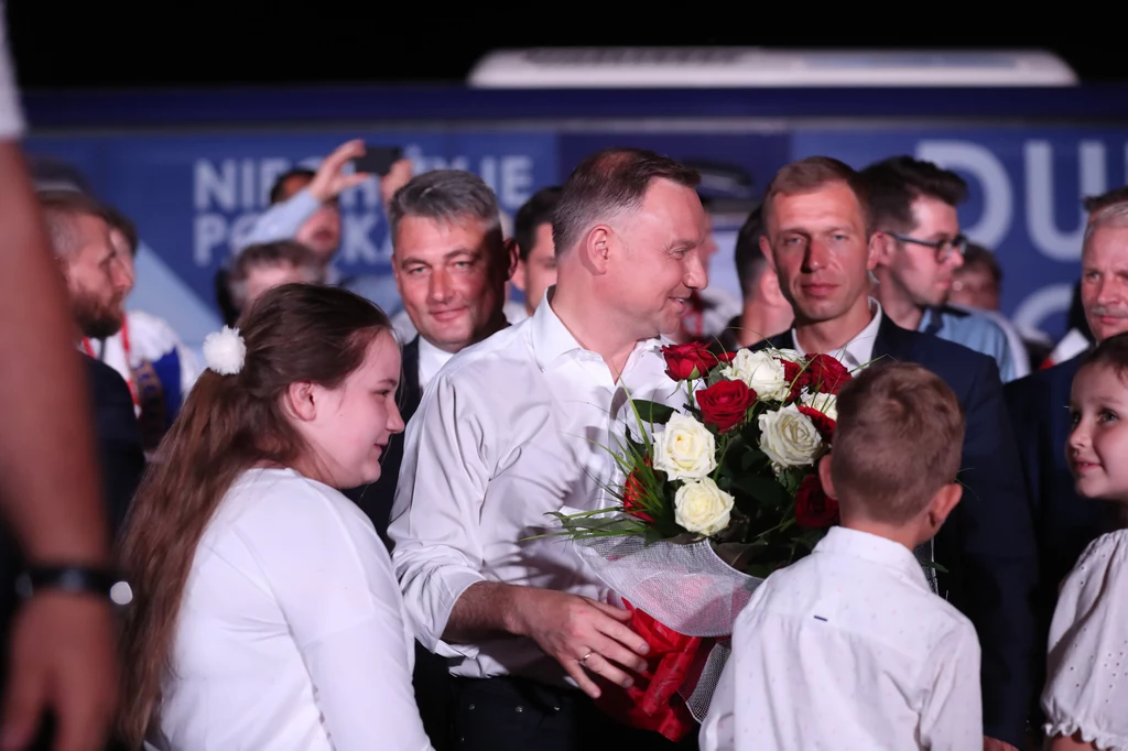 Andrzej Duda na wiecu po ogłoszeniu sondażowych wyników I tury wyborów