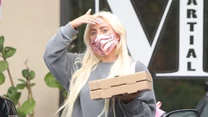 Lady Gaga nigdy nie ukrywała, że chciałaby zostać mamą. Nic więc dziwnego, że ile razy w jej życiu pojawia się nowy partner, tyle razy tabloidy zaczynają snuć spekulacje na temat ciąży gwiazdy. Latem ubiegłego roku pisano, że piosenkarka prawdopodobnie jest w ciąży z Bradley’em Cooperem. Teraz plotkuje się, że ma zostać mamą dziecka, którego ojcem jest Michael Polansky. 