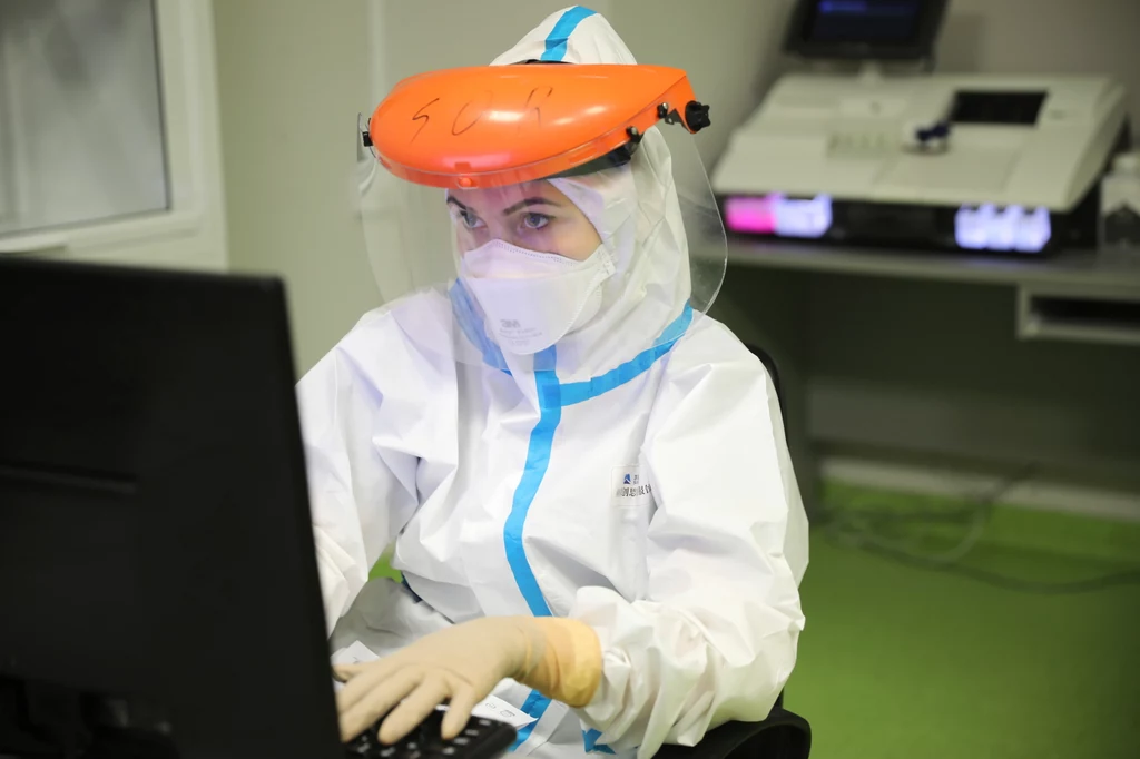Pracownica Szpitalnego Oddziału Ratunkowego w środkach ochrony osobistej. Pracownica Szpitalnego Oddziału Ratunkowego w środkach ochrony osobistej.