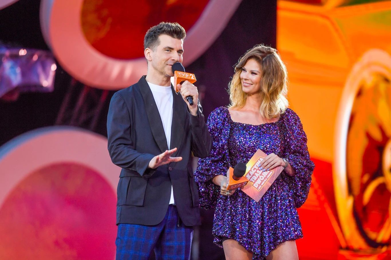 Widzowie zgromadzeni w samochodach dostali odbiorniki radiowe dostrojone do koncertowej częstotliwości, a aplauz mogli wyrażać nie tylko oklaskami, ale też migając światłami i trąbiąc ze swoich aut. Na zdjęciu: Tomasz Kammel i Małgorzata Tomaszewska