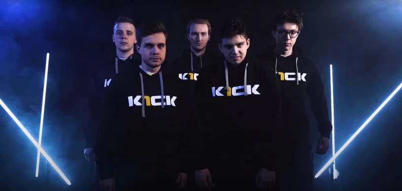 AliroBank Ultraliga ma w tym zakresie szerokie spektrum. Mianowicie rozgrywki są transmitowane jednocześnie na YouTubie, Twitchu oraz przede wszystkim na kanale Polsat Games. Tym samym produkt w postaci rozgrywek LoL-a może trafić do szerszego grona odbiorców, a to przełoży się na większą wartość marketingową całego projektu. Jak w praktyce wyglądał pierwszy dzień nowego sezonu zmagań? AliroBank Ultraliga ma w tym zakresie szerokie spektrum. Mianowicie rozgrywki są transmitowane jednocześnie na YouTubie, Twitchu oraz przede wszystkim na kanale Polsat Games. Tym samym produkt w postaci rozgrywek LoL-a może trafić do szerszego grona odbiorców, a to przełoży się na większą wartość marketingową całego projektu. Jak w praktyce wyglądał pierwszy dzień nowego sezonu zmagań?