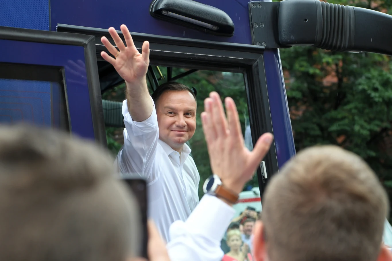Zebrani skandowali m.in. "zwyciężymy", "Andrzej Duda to się uda", "nasz prezydent Andrzej Duda", "damy radę" i "dziękujemy". Zebrani skandowali m.in. "zwyciężymy", "Andrzej Duda to się uda", "nasz prezydent Andrzej Duda", "damy radę" i "dziękujemy".