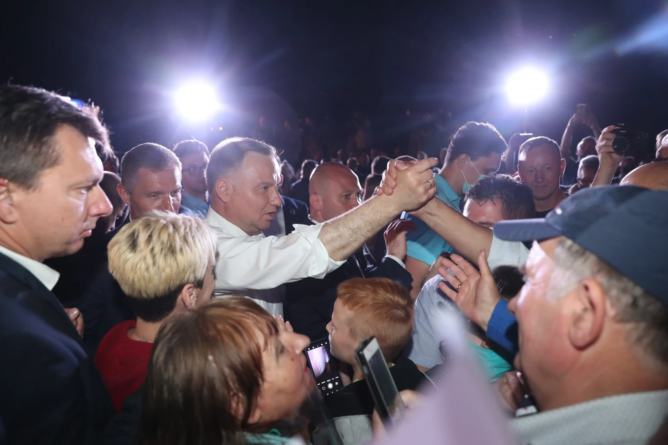 Andrzej Duda na spotkanie z mieszkańcami Strzelec koło Kutna przyjechał prosto z wieczoru wyborczego w Łowiczu. "Zaczyna się ostateczny etap wyścigu o to, jaka będzie Polska w przyszłości" - podkreślił ubiegający się o reelekcję prezydent. Andrzej Duda na spotkanie z mieszkańcami Strzelec koło Kutna przyjechał prosto z wieczoru wyborczego w Łowiczu. "Zaczyna się ostateczny etap wyścigu o to, jaka będzie Polska w przyszłości" - podkreślił ubiegający się o reelekcję prezydent.