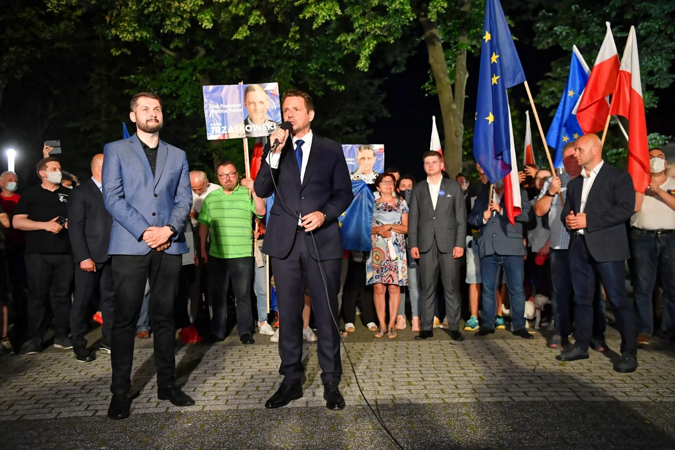 Kandydat KO na prezydenta zapowiedział, że chce rozmawiać z Szymonem Hołownią i jego sztabem. Przyznał, że jeśli chodzi o Krzysztofa Bosaka jest wiele tematów, gdzie "mogą dojść do porozumienia". Kandydat KO na prezydenta zapowiedział, że chce rozmawiać z Szymonem Hołownią i jego sztabem. Przyznał, że jeśli chodzi o Krzysztofa Bosaka jest wiele tematów, gdzie "mogą dojść do porozumienia".