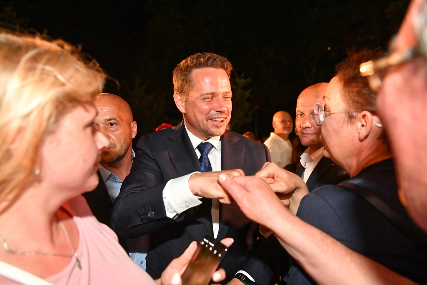 Rywal Andrzeja Dudy w drugiej turze - kandydat KO Rafał Trzaskowski - tuż po wieczorze wyborczym pojechał do Wołomina koło Warszawy. W nocy z niedzieli na poniedziałek odwiedził także Zegrze Południowe. Następnie wyruszył w dalszą trasę: do Płocka, a później północnych regionów Polski. Rywal Andrzeja Dudy w drugiej turze - kandydat KO Rafał Trzaskowski - tuż po wieczorze wyborczym pojechał do Wołomina koło Warszawy. W nocy z niedzieli na poniedziałek odwiedził także Zegrze Południowe. Następnie wyruszył w dalszą trasę: do Płocka, a później północnych regionów Polski.