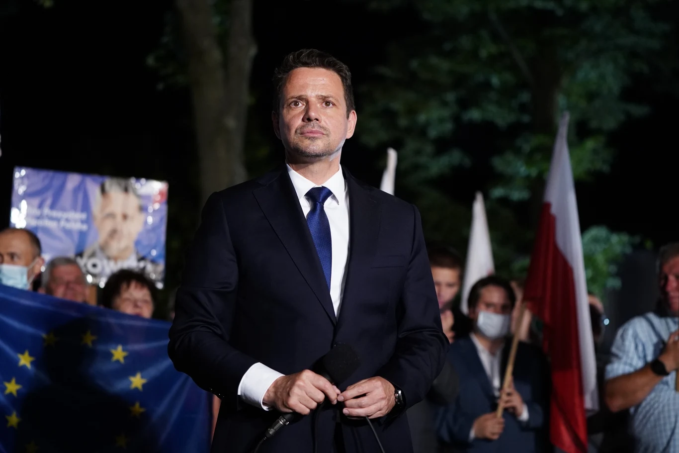 Kandydat KO wezwał też Andrzeja Dudę do debaty telewizyjnej. "Zaprosiłem pana prezydenta. Jestem gotów do tej debaty każdego dnia" - oświadczył Trzaskowski. Na zaproszenie zareagował już Duda. "Jeżeli będzie debata, jeżeli będą ustalenia sztabów i będą zachowane odpowiednie warunki, nie widzę żadnych problemów, by dyskutować z Rafałem Trzaskowskim na antenie. Obawiam się, że on ma problem" - odpowiedział. Kandydat KO wezwał też Andrzeja Dudę do debaty telewizyjnej. "Zaprosiłem pana prezydenta. Jestem gotów do tej debaty każdego dnia" - oświadczył Trzaskowski. Na zaproszenie zareagował już Duda. "Jeżeli będzie debata, jeżeli będą ustalenia sztabów i będą zachowane odpowiednie warunki, nie widzę żadnych problemów, by dyskutować z Rafałem Trzaskowskim na antenie. Obawiam się, że on ma problem" - odpowiedział.