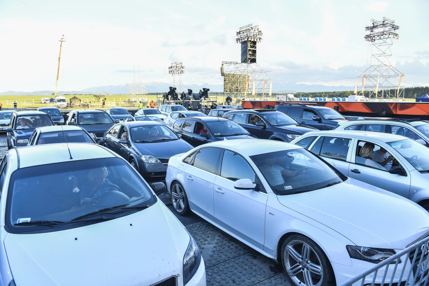 Publiczność oglądała koncert z samochodów