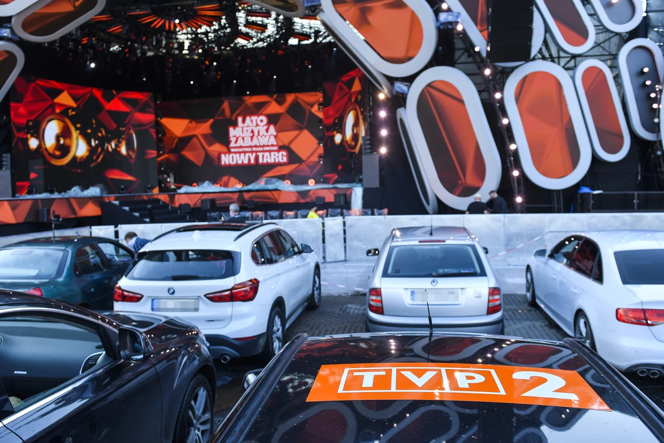 Publiczność oglądała koncert z samochodów