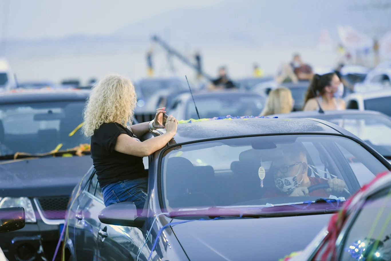 Publiczność oglądała koncert z samochodów