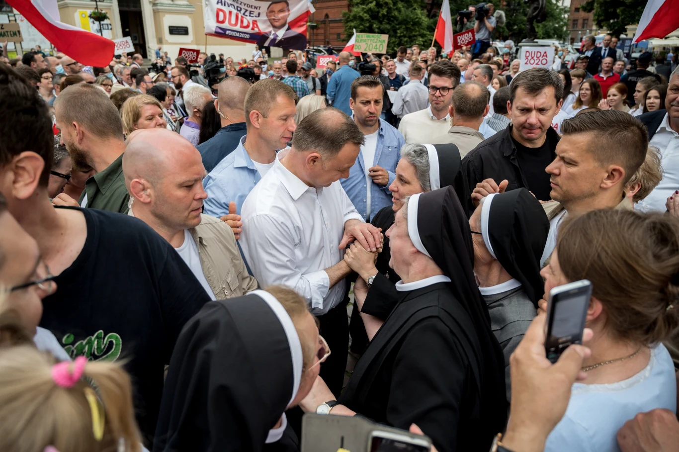 Andrzej Duda rozmawiał ze zgromadzonymi na Rynku Staromiejskim w Toruniu. Andrzej Duda rozmawiał ze zgromadzonymi na Rynku Staromiejskim w Toruniu.
