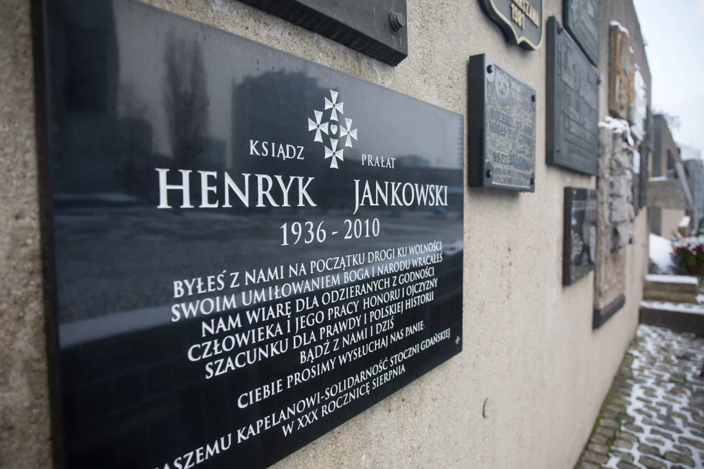 Tablica przed zniszczeniem. W wynku aktu wandalizmu oderwano znaczącą jej część Tablica przed zniszczeniem. W wynku aktu wandalizmu oderwano znaczącą jej część