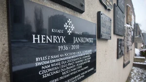 Tablica przed zniszczeniem. W wynku aktu wandalizmu oderwano znaczącą jej część 