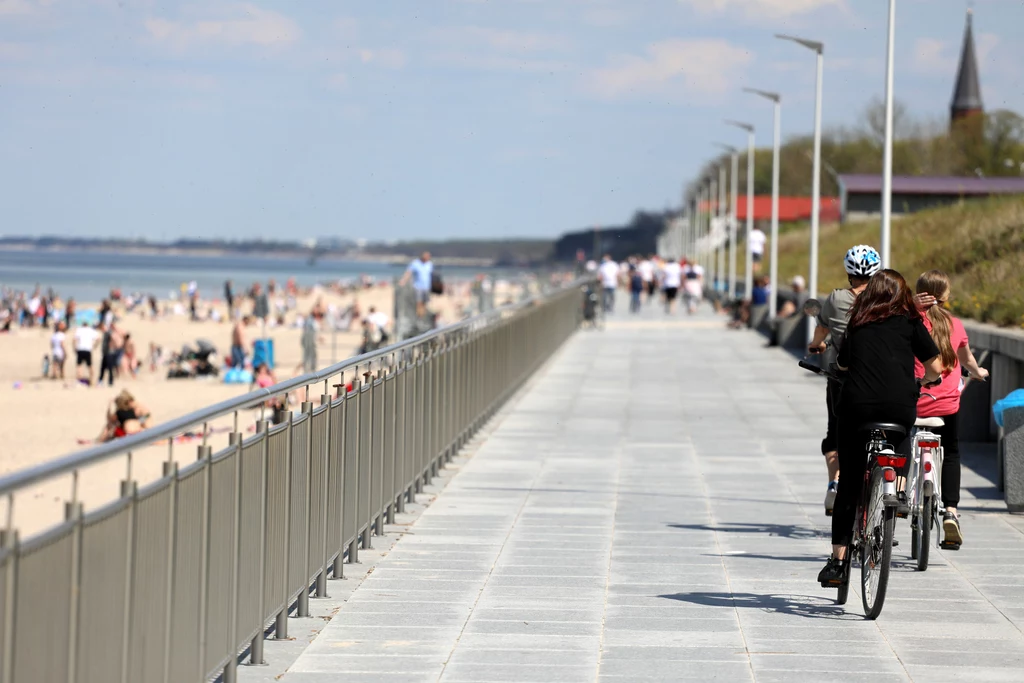 Ludzie na plaży w Sarbinowie Ludzie na plaży w Sarbinowie