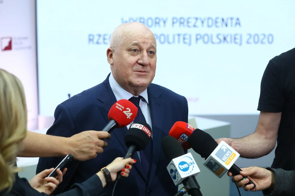 Przewodniczący Państwowej Komisji Wyborczej Sylwester Marciniak podczas wypowiedzi dla mediów w siedzibie PKW w Warszawie