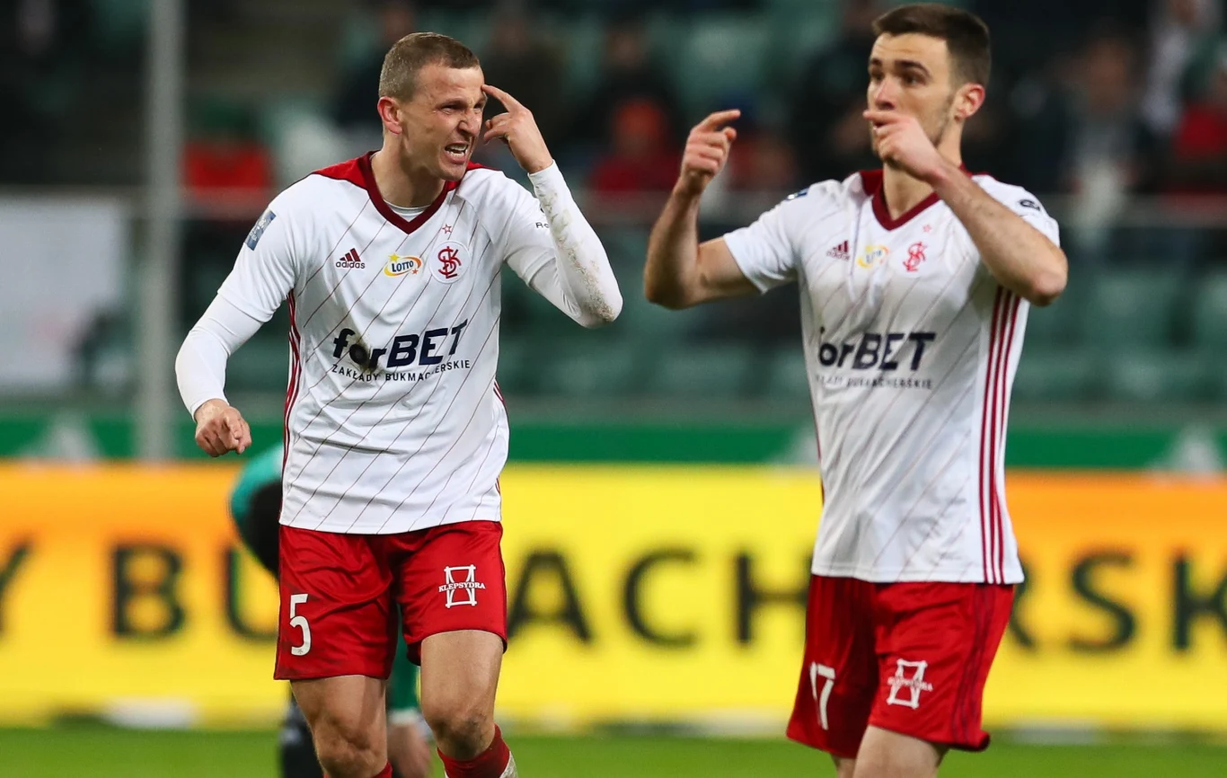 Maciej Dąbrowski (z lewej) i Carlos Moros zawinili przy straconych bramkach ŁKS-u Maciej Dąbrowski (z lewej) i Carlos Moros zawinili przy straconych bramkach ŁKS-u