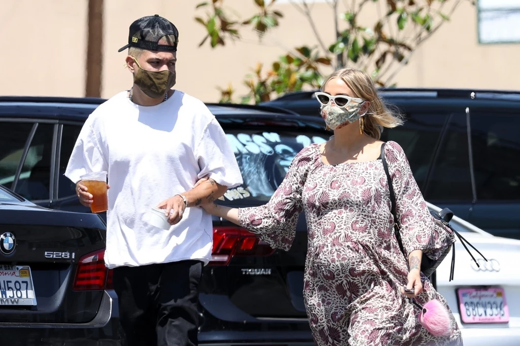 Przez kilka lat Ashlee Simpson była związana z muzykiem zespołu Fall Out Boy, Petem Wentzem. Owocem ich miłości jest syn, Bronx Mowgli Wentz. Po rozstaniu z gwiazdorem piosenkarka wyszła ponownie za mąż. Tym razem jej wybrankiem został Evan Ross, z którym Ashlee Simpson ma córkę o imieniu Jagger Snow. Kilka miesięcy temu stało się jasne, że wokalistka ponownie zostanie mamą. Przez kilka lat Ashlee Simpson była związana z muzykiem zespołu Fall Out Boy, Petem Wentzem. Owocem ich miłości jest syn, Bronx Mowgli Wentz. Po rozstaniu z gwiazdorem piosenkarka wyszła ponownie za mąż. Tym razem jej wybrankiem został Evan Ross, z którym Ashlee Simpson ma córkę o imieniu Jagger Snow. Kilka miesięcy temu stało się jasne, że wokalistka ponownie zostanie mamą.