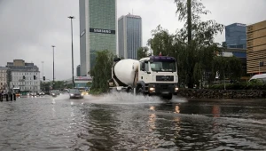 Zalane ulice w centrum Warszawy.