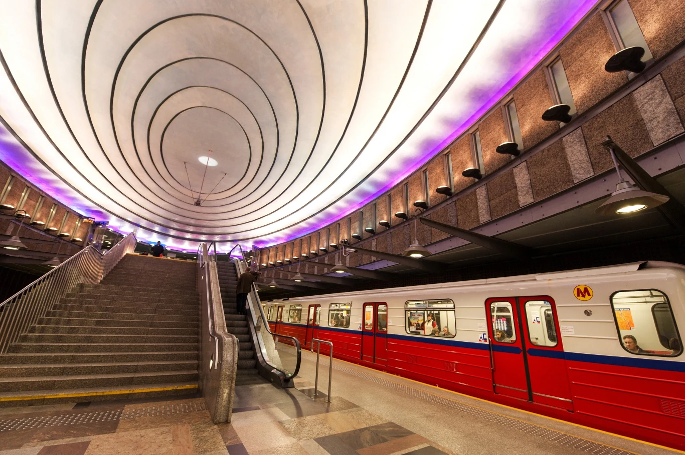 Najbardziej charakterystycznym elementem warszawskiej stacji Plac Wilsona jest kopuła oświetlająca wnętrze na różne kolory. W zależności od pory dnia, świeci ona na czerwono, fioletowo, niebiesko lub zielono. W lutym 2014 roku CNN uznało ją za jedną z najbardziej imponujących stacji metra w Europie.