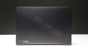 ASUS ROG Zephyrus z wyświetlaczem na klapie laptopa