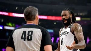 DeAndre Jordan (z prawej) i sędzia Scott Foster