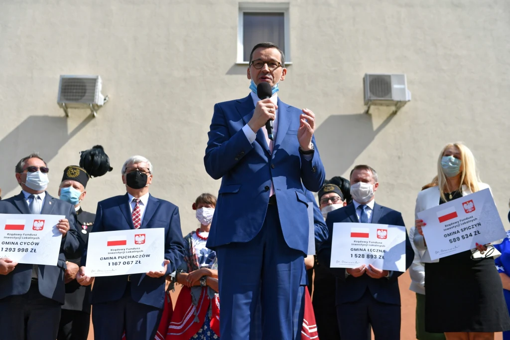 Wybory prezydenckie 2020. Premier Mateusz Morawiecki podczas spotkania z mieszkańcami w Łęcznej; samorządowcy otrzymali symboliczne czeki Wybory prezydenckie 2020. Premier Mateusz Morawiecki podczas spotkania z mieszkańcami w Łęcznej; samorządowcy otrzymali symboliczne czeki