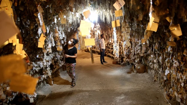 Co ciekawe, działająca od 1979 roku kapadocka atrakcja, nie jest jedynym muzeum włosów na świecie. W Missouri odwiedzić można placówkę o nazwie Leila’s Hair Museum. Jego założycielka, Leila, jest emerytowaną kosmetolożką. Kobieta od zawsze uważała włosy za najbardziej fascynujący element ludzkiego ciała, a kolekcjonować zaczęła je w latach 50. Dekadę później, w jednym z pomieszczeń prowadzonej przez siebie szkoły kosmetologii otworzyła galerię, w której prezentowała zbiory. 

Dziś kolekcja Leili liczy ok. 600 pukli i ponad 2 tys. rozmaitych obiektów biżuteryjnych, wykonanych z włosów takich jak pierścionki, obrączki, czy bransoletki. Najstarszy z eksponatów pochodzi z XVII wieku. 
