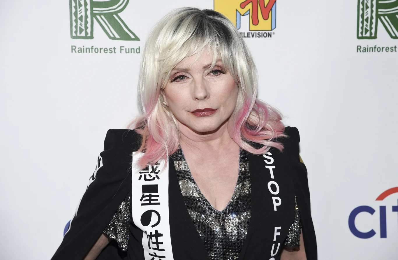 W wywiadzie udzielonym w 2014 roku Debbie Harry przyznała, że w przeszłości miała kilka romansów z kobietami. 