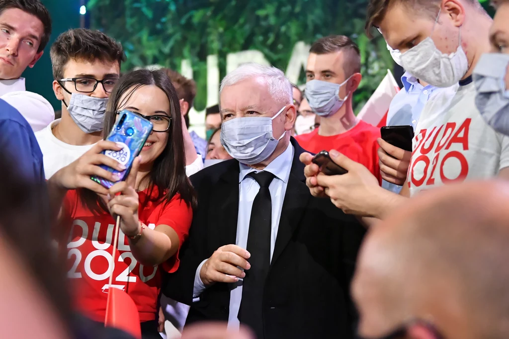 Prezes Prawa i Sprawiedliwości Jarosław Kaczyński (C) pozuje do pamiątkowych zdjęć podczas Konwencji Forum Młodych PiS Prezes Prawa i Sprawiedliwości Jarosław Kaczyński (C) pozuje do pamiątkowych zdjęć podczas Konwencji Forum Młodych PiS