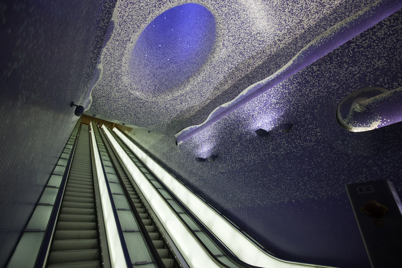 Artystyczny projekt, którego celem było uatrakcyjnienie przestrzeni publicznej w Neapolu, sprawił, że wiele stacji metra przekształciło się w podziemne galerie sztuki współczesnej. Jedną z nich jest Toledo, w której niebieska mozaika na ścianach i sklepieniu w połączeniu z grą świateł zapiera dech w piersiach.