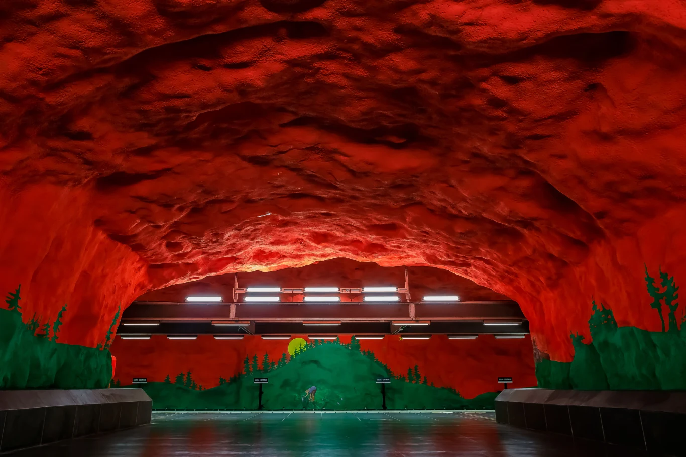 Skalna stacja Solna Centrum to dzieło autorstwa Anedrsa Åberga i Karla-Olova Björka. Utrzymana w czerwono-zielonej kolorystyce przedstawia problemy ekologiczne lat 70., takie jak: rozwój miasta, wycinanie i wypalanie lasów, rozwój przemysłu itp.