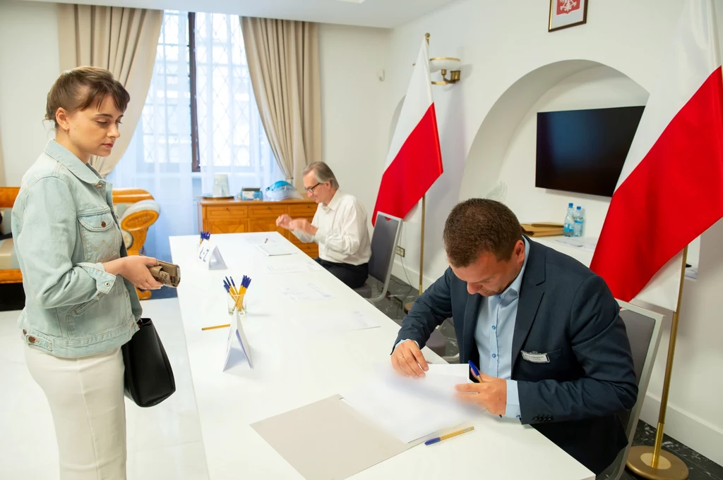 Głosowanie w Ambasadzie Rzeczypospolitej Polskiej w Wilnie Głosowanie w Ambasadzie Rzeczypospolitej Polskiej w Wilnie