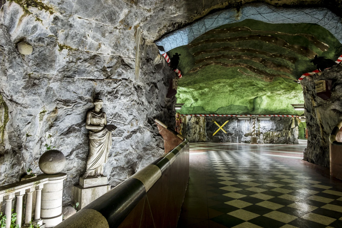 Co ciekawe, stacja Kungstradgarden to jedyne miejsce w Europie Północnej, gdzie żyje pająk Lessertia dentichelis. Poza nią spotkamy go na Wyspach Kanaryjskich, Maderze, Litwie, w Kanadzie czy Nowej Zelandii.