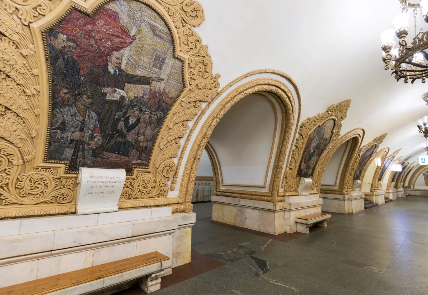 Każda z ozdobnych stacji moskiewskiego metra prezentuje inny styl i upamiętania ważne wydarzenia z historii ZSRR. Zgodnie z zamysłem projektantów – ich wnętrza niemal rzucają na kolana. To wzorcowy przykład architektury socrealizmu, na który nie szczędzono materiałów, pieniędzy, ani ludzkich sił. Na zdjęciu: stacja Kijewskaja. Motyw przewodni nawiązuje do przyjaźni między narodem ukraińskim i rosyjskim. Na peronach zobaczymy mozaiki przedstawiające relację miedzy tymi nacjami.