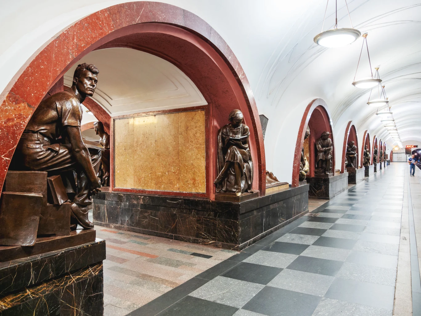 Według niepotwierdzonych oficjalnie informacji, oprócz dostępnych dla wszystkich obywateli linii, w Moskwie istnieje jedyne na świecie tajne metro – znane jako Metro 2. Podobno składa się ono składa się ono z trzech linii i jest nadzorowane przez służby specjalne. Na zdjęciu: stacja Płoszczad' Riewolucyi. Umieszczono na niej 76 rzeźb z brązu przedstawiających lud sowiecki i symbolizujących jego chwalebną przeszłość.