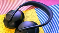 Słuchawek nie kupujemy jednak po to, aby siedzieć w ciszy. Napomknąłem już wcześniej, że Bose Noise Cancelling Headphones 700 brzmią naprawdę dobrze. Co przez to rozumiem? Sprzęt radzi sobie z niskimi i wysokimi tonami dając przy okazji dojść do głosu tym ze środka. Dźwięk jest naprawdę czysty i przy tym odpowiednio głęboki. Aby jednak w pełni się nim delektować konieczne jest grzebanie w ustawieniach telefonu lub aplikacji z equalizerem. W mojej opinii bez dodatkowej konfiguracji słuchawki brzmią nieco płasko. Po kilkunastu minutach prób udało mi się jednak sprawić, że dochodzący do moich uszu dźwięk był na tyle dobry, na ile pozwala połączenie przez bluetooth (wspomnę, że w razie potrzeby słuchawki połączymy także kablem mini-jack). Chwila wysiłku i nawet prawdziwi melomani nie będą mieli na co narzekać! Zaznaczę jeszcze, że "siedemsetki" odnalazły się w każdym gatunku, a także słuchanych przeze mnie namiętnie podcastach